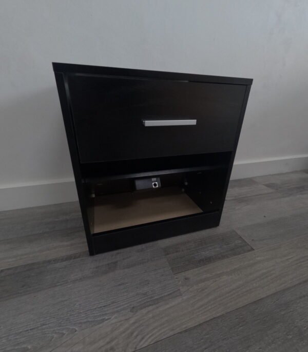 MODEL: ZIGGY nachtkast met Verborgen ruimte voorzien van smartlock een lade, handvat en open vak