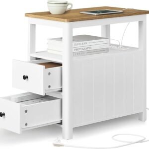 Productafmetingen 35D x 60B x 60H centimeter Gewicht van item 17 Kilogram Aanbevolen maximumgewicht 90 Kilogram Materiaal van frame Bewerkt hout Kleur walnootbruin en wit Materiaaltype aan bovenkant Bewerkt hout Instructies voor productverzorging Schoonvegen met een vochtige doek Aanbevolen toepassingen voor product Utilisation en table d'appoint, table de chevet, table de bureau, ou pour la recharge d'appareils électroniques et la décoration intérieureUtilisation en table d'appoint, table de chevet… Meer bekijken Vorm Rechthoekig Minder bekijken Over dit item Maritieme stijl: met zijn walnootbruine tafelblad, de witte behuizing en de zwarte ladegrepen geeft dit smalle nachtkastje je woonkamer, slaapkamer of thuiskantoor een ontspannen sfeer Ingebouwde stekkerdoos: dankzij 2 stopcontacten, 2 USB-poorten en een 2 m oplaadkabel kun je je apparaten opladen en binnen handbereik houden. Bovendien beschermt de stekkerdoos onder het tafelblad tegen spatwater Grote opbergruimte: deze bijzettafel biedt veelzijdige opbergopties: 2 laden van 35 x 25,4 x 14,5 cm, 2 open planken voor eenvoudige toegang en zelfs een ruime tijdschriftenhouder aan de achterkant Robuust en stabiel: gemaakt van hoogwaardige spaanplaat en MDF, kan dit nachtkastje tot 90 kg dragen en biedt een betrouwbare en duurzame grip voor je voorwerpen Voor kleine ruimtes: met een afmeting van 60 x 35 x 60 cm kun je dit smalle nachtkastje probleemloos in een lege hoek, naast je bank of bed plaatsen