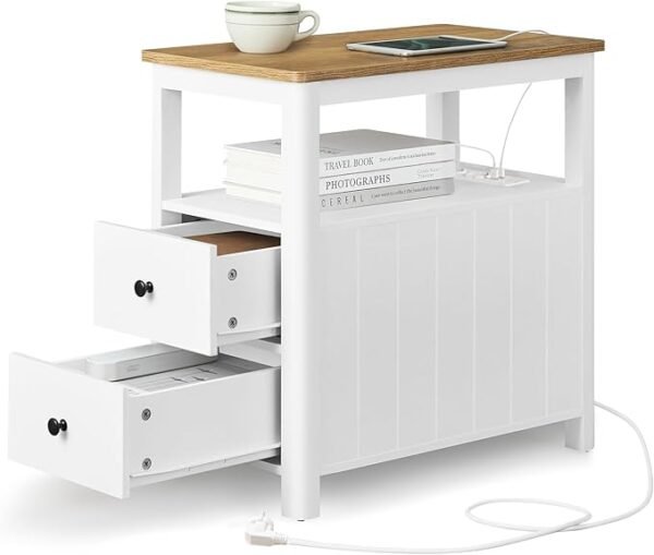 Productafmetingen 35D x 60B x 60H centimeter Gewicht van item 17 Kilogram Aanbevolen maximumgewicht 90 Kilogram Materiaal van frame Bewerkt hout Kleur walnootbruin en wit Materiaaltype aan bovenkant Bewerkt hout Instructies voor productverzorging Schoonvegen met een vochtige doek Aanbevolen toepassingen voor product Utilisation en table d'appoint, table de chevet, table de bureau, ou pour la recharge d'appareils électroniques et la décoration intérieureUtilisation en table d'appoint, table de chevet… Meer bekijken Vorm Rechthoekig Minder bekijken Over dit item Maritieme stijl: met zijn walnootbruine tafelblad, de witte behuizing en de zwarte ladegrepen geeft dit smalle nachtkastje je woonkamer, slaapkamer of thuiskantoor een ontspannen sfeer Ingebouwde stekkerdoos: dankzij 2 stopcontacten, 2 USB-poorten en een 2 m oplaadkabel kun je je apparaten opladen en binnen handbereik houden. Bovendien beschermt de stekkerdoos onder het tafelblad tegen spatwater Grote opbergruimte: deze bijzettafel biedt veelzijdige opbergopties: 2 laden van 35 x 25,4 x 14,5 cm, 2 open planken voor eenvoudige toegang en zelfs een ruime tijdschriftenhouder aan de achterkant Robuust en stabiel: gemaakt van hoogwaardige spaanplaat en MDF, kan dit nachtkastje tot 90 kg dragen en biedt een betrouwbare en duurzame grip voor je voorwerpen Voor kleine ruimtes: met een afmeting van 60 x 35 x 60 cm kun je dit smalle nachtkastje probleemloos in een lege hoek, naast je bank of bed plaatsen