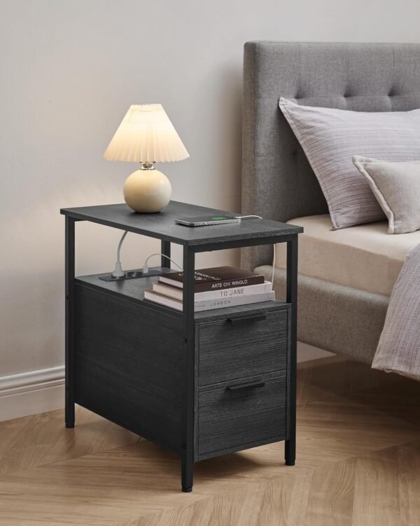 Bijzettafel, nachtkastje met stekkerdoos, 2 laden, banktafel, voor woonkamer, slaapkamer, antracietgrijs/klassiek zwart